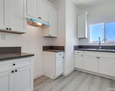 1009 Coronado Avenue - Photo Thumbnail 17