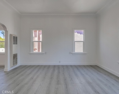 1009 Coronado Avenue - Photo Thumbnail 6