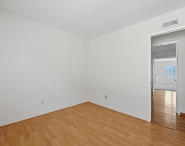 1712 Greentree Road - Photo Thumbnail 19
