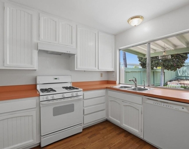 1712 Greentree Road - Photo Thumbnail 10