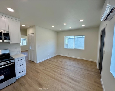 1936 W Valencia Drive - Photo Thumbnail 4