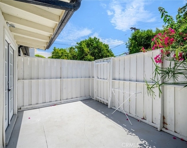 22432 Burbank - Photo Thumbnail 13