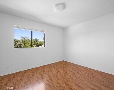 1364 E Garfield Avenue - Photo Thumbnail 13