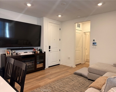 6123 Valentina Way - Photo Thumbnail 5