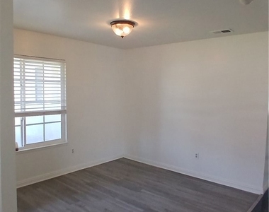 1273 W Woodcrest - Photo Thumbnail 5