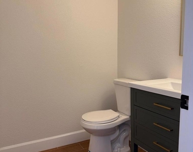 101 Portola Way - Photo Thumbnail 6