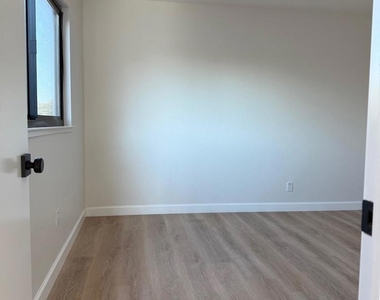 101 Portola Way - Photo Thumbnail 8