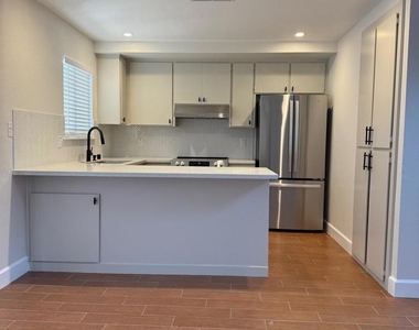 101 Portola Way - Photo Thumbnail 4