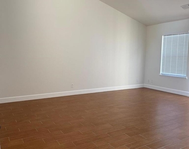101 Portola Way - Photo Thumbnail 3
