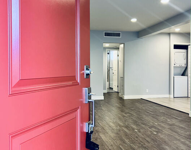 1136 Spazier Avenue - Photo Thumbnail 4