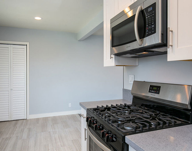 1136 Spazier Avenue - Photo Thumbnail 11