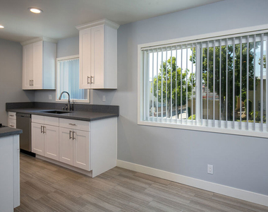 1136 Spazier Avenue - Photo Thumbnail 9