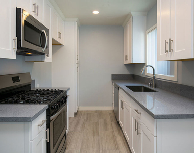 1136 Spazier Avenue - Photo Thumbnail 10