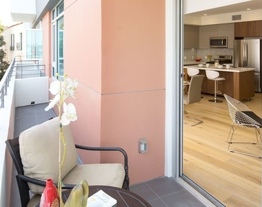 938 S Orange Grove Avenue - Photo Thumbnail 5