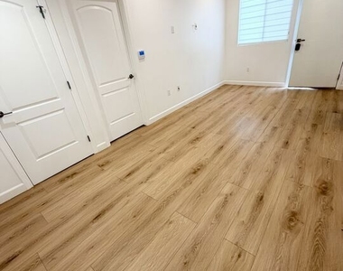 816 1/2 N Mccadden Place - Photo Thumbnail 4