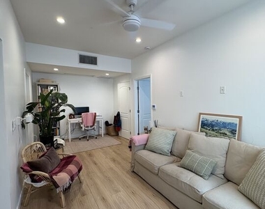 816 1/2 N Mccadden Place - Photo Thumbnail 2