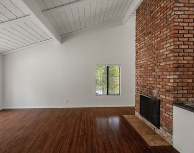 2952 Bottlebrush Drive - Photo Thumbnail 3