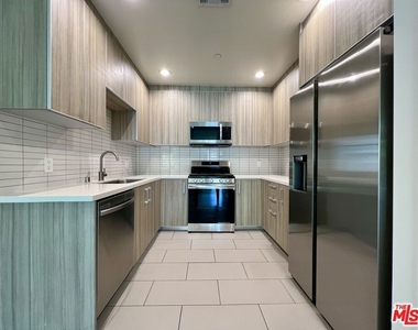 1232 N Kings Road - Photo Thumbnail 2