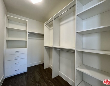 1232 N Kings Road - Photo Thumbnail 8