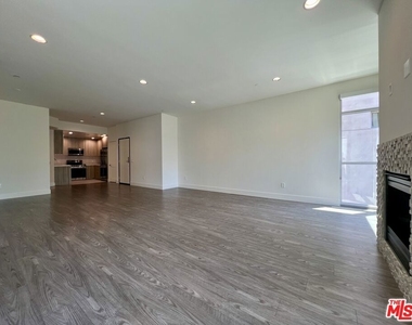 1232 N Kings Road - Photo Thumbnail 4