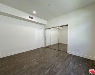 1232 N Kings Road - Photo Thumbnail 11