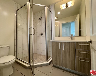 1232 N Kings Road - Photo Thumbnail 9