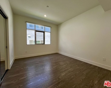 1232 N Kings Road - Photo Thumbnail 10