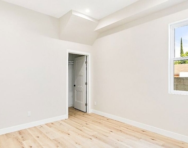 16698 Moorpark Street - Photo Thumbnail 12