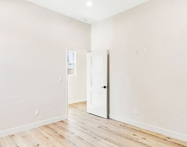 16698 Moorpark Street - Photo Thumbnail 3