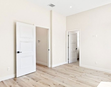 16698 Moorpark Street - Photo Thumbnail 4