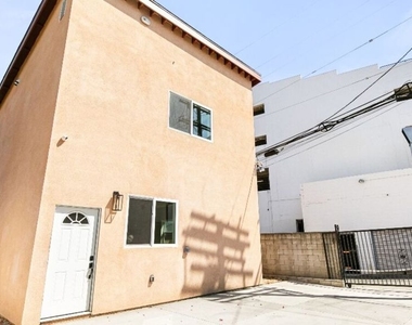 16698 Moorpark Street - Photo Thumbnail 20