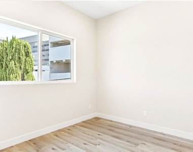 16698 Moorpark Street - Photo Thumbnail 27