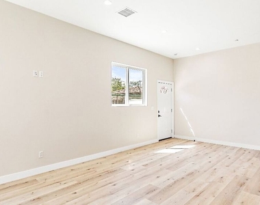 16698 Moorpark Street - Photo Thumbnail 18