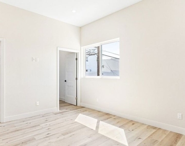16698 Moorpark Street - Photo Thumbnail 7