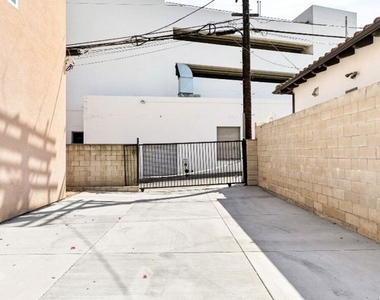 16698 Moorpark Street - Photo Thumbnail 21