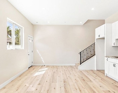 16698 Moorpark Street - Photo Thumbnail 17