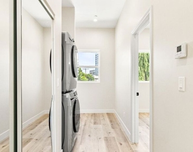 16698 Moorpark Street - Photo Thumbnail 9