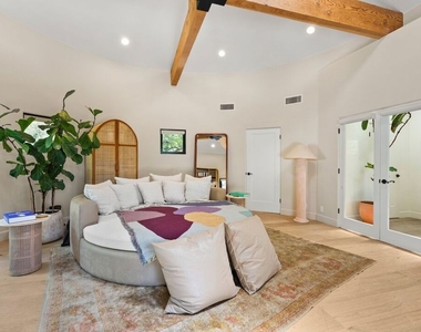 2065 Watsonia Terrace - Photo Thumbnail 14