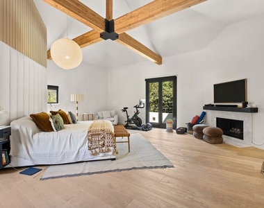 2065 Watsonia Terrace - Photo Thumbnail 8