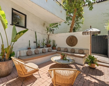 2065 Watsonia Terrace - Photo Thumbnail 19