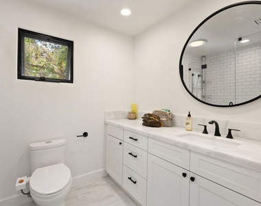 2065 Watsonia Terrace - Photo Thumbnail 16
