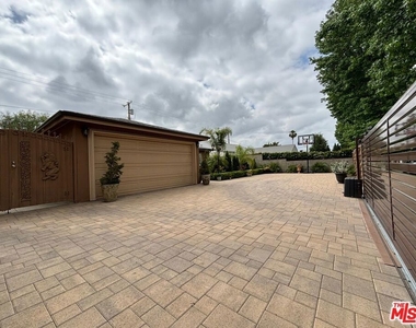 6550 Van Noord Avenue - Photo Thumbnail 3