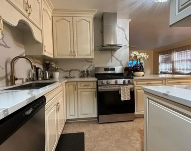 6550 Van Noord Avenue - Photo Thumbnail 9