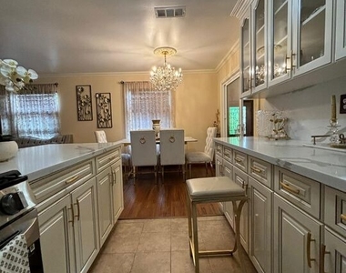 6550 Van Noord Avenue - Photo Thumbnail 10