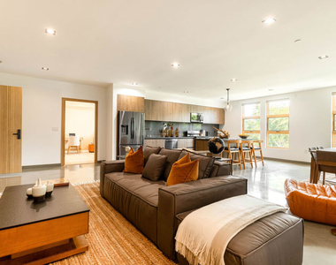 547 N Sweetzer Avenue - Photo Thumbnail 2
