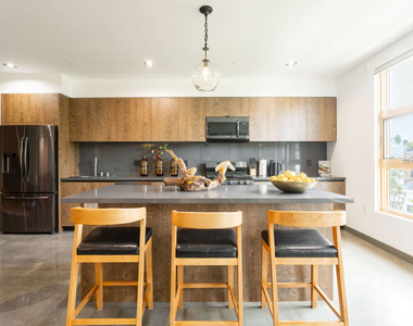 547 N Sweetzer Avenue - Photo Thumbnail 4