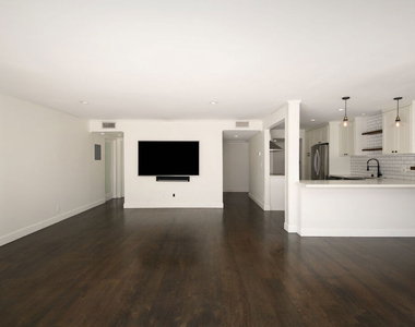 121 N Croft Avenue - Photo Thumbnail 6