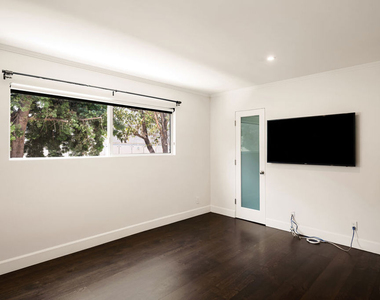 121 N Croft Avenue - Photo Thumbnail 9