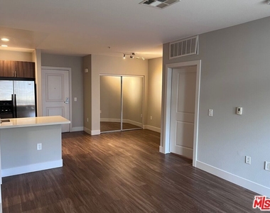 1040 Glendon Avenue - Photo Thumbnail 2