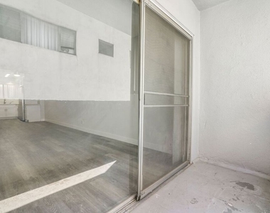 1030 N Orange Grove Avenue - Photo Thumbnail 10